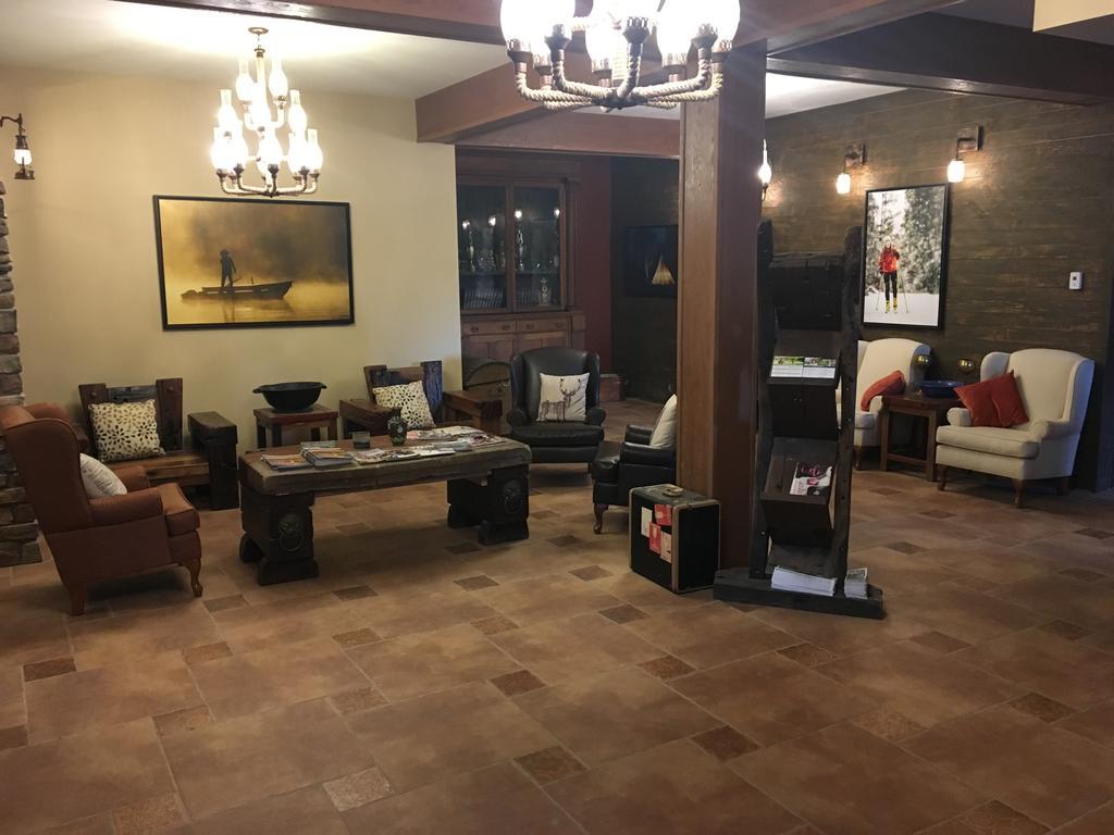 Spruce Hill Resort & Spa 108 Mile Ranch Exteriör bild
